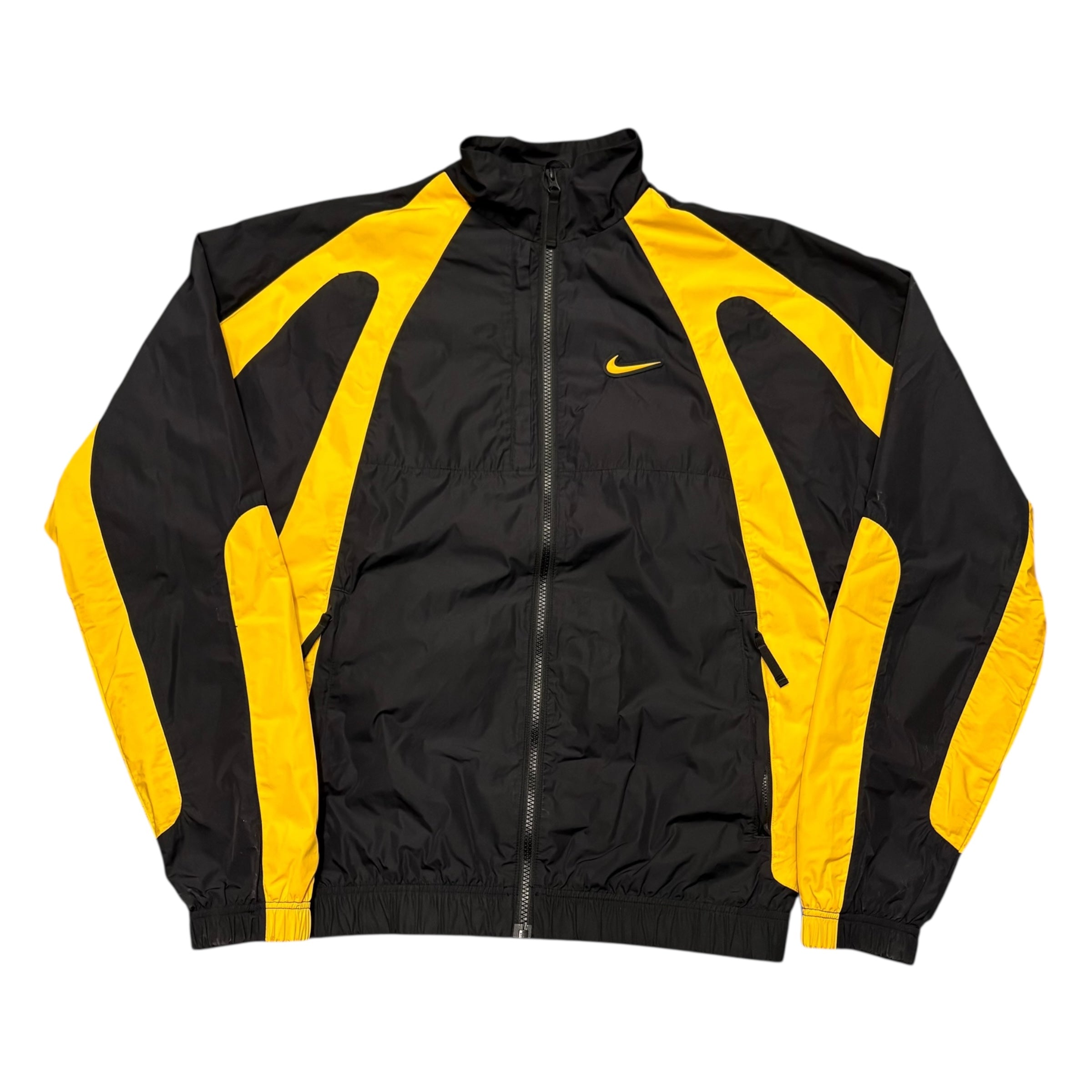NIKE NOCTA ナイロンジャケット　ブラック　イエロー　ノクタ　コラボ NIKE公式】NOCTA 'Apparel Collection' . Nike SNKRS