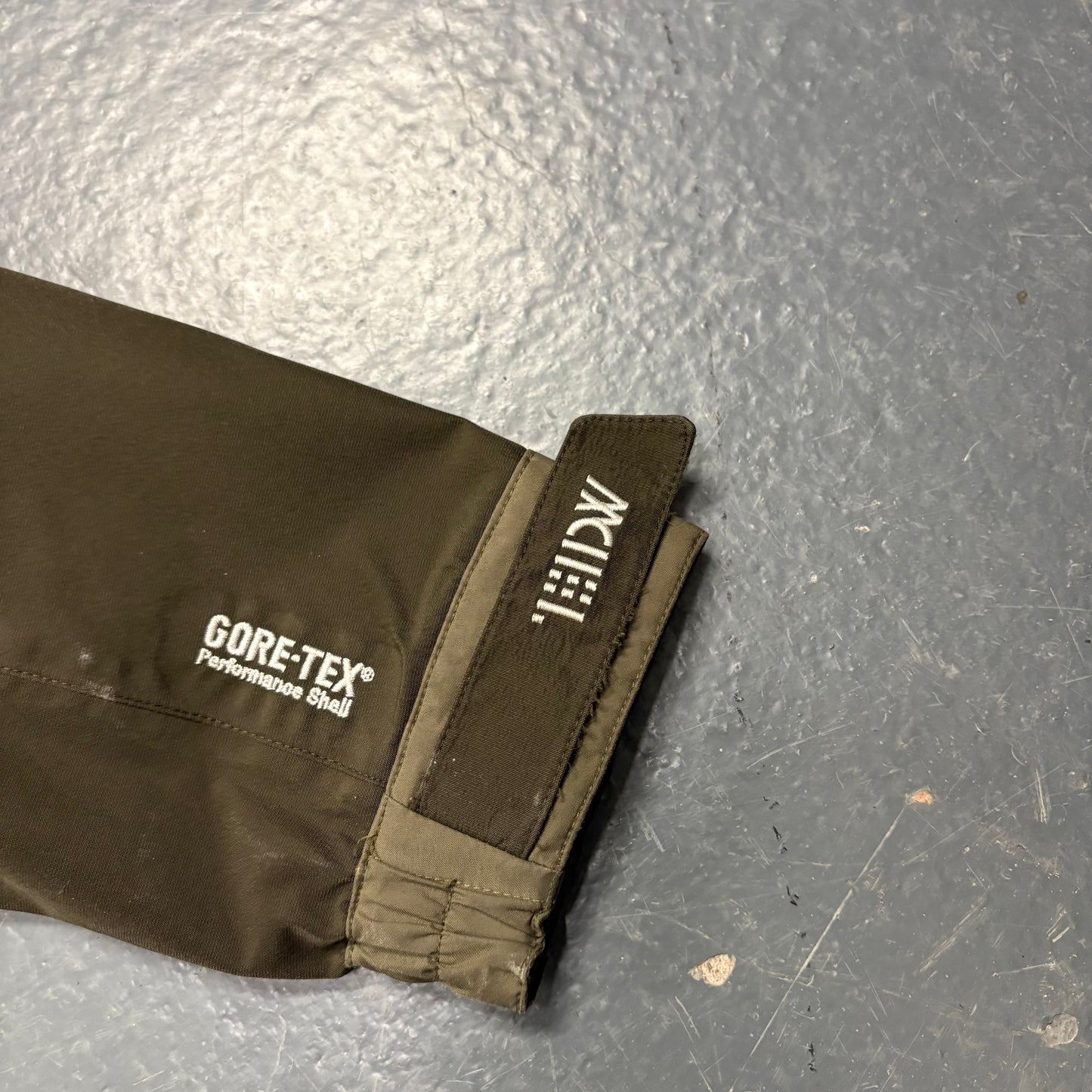 Stussy GORETEX olive windbreaker (XL)